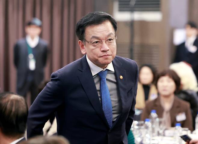 최상목 대통령 권한대행 부총리 겸 기획재정부 장관이 3월14일 서울 용산구 피스앤파크 컨벤션에서 열린 제14기 국민추천포상 수여식에 참석해 정부 포상 수여를 위해 단상으로 향하고 있다. ⓒ연합뉴스