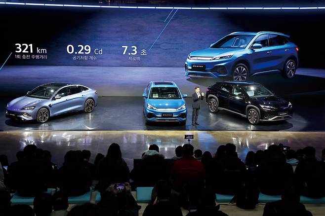 1월16일 인천 중구 상상플랫폼에서 열린 '중국 BYD 승용 브랜드 론칭 미디어 쇼케이스'에서 아토3가 소개되고 있다. ⓒ연합뉴스