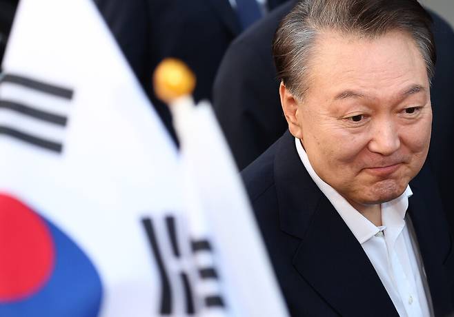 3월8일 서울구치소에서 석방된 윤석열 대통령이 한남동 관저 앞에 도착해 지지자들과 인사를 나누고 있다. ⓒ연합뉴스