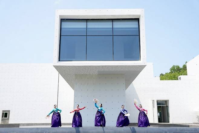 ‘2024년 강소형 잠재관광지’로 선정된 시립김병종미술관에서 남원국립민속국악원 소속 예술인들이 멋진 야외 공연을 하고 있다. .&nbsp;디지털 관광주민증 프로젝트를 활용해 로컬 아트투어 등의 관광상품을 개발해 방문객이 2배 이상 늘었다      사진제공 ｜남원국립민속국악원