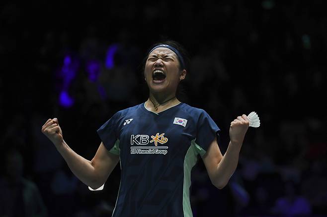 안세영이 17일 전영오픈 여자 단식 결승에서 왕즈이를 꺾고 우승한 뒤 포효하고 있다. AP연합뉴스