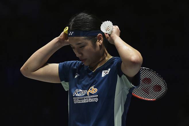 안세영이 17일 전영오픈 여자단식 결승 도중 머리띠를 만지고 있다. AP연합뉴스