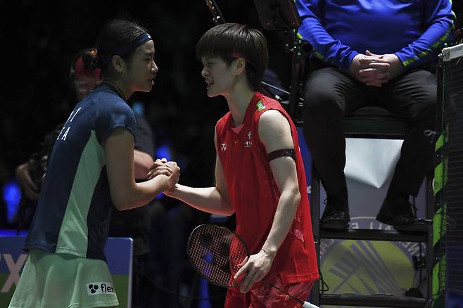 안세영이 17일 영국 버밍엄에서 열린 2025 BWF 전영오픈 여자단식 결승전에서 승리한 뒤 왕즈이와 인사하고 있다.  버밍엄 | AP연합뉴스