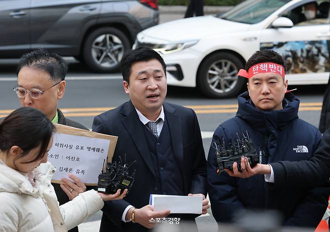 고 김새론 유족 법률대리인 부지석 변호사(가운데)가 17일 서울 종로구 서울경찰청 앞에서 유튜버 이진호씨를 명예훼손 혐의로 고소하기에 앞서 기자회견을 하고 있다. 2025.3.17. 정지윤 선임기자