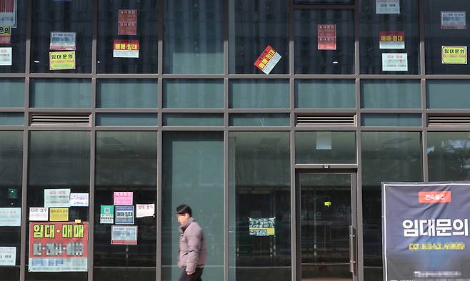 3월 10일 통계청의 발표에 따르면 지난 1월 자영업자 수는 550만명으로 두 달 만에 20만명이 급감했다. 서울의 한 건물 상가에 임대 광고가 붙어 있다. 연합뉴스