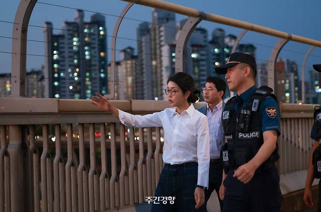 김건희 여사가 2024년 9월 10일 서울 마포대교에 설치된 생명의전화에 대한 설명을 듣고 있다. 대통령실 제공