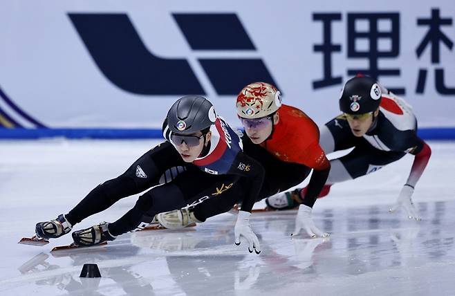 한국 남자 쇼트트랙 국가대표 박지원이 중국 베이징에서 열린 2025 ISU 쇼트트랙 세계선수권대회에서 1위로 달리고 있다. REUTERS/연합뉴스