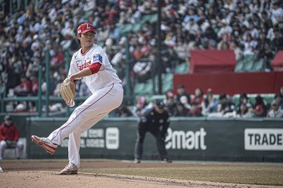 SSG 랜더스 투수 정동윤과 외야수 최준우가 16일 문학 LG전에서 각각 무실점 투구와 결승타로 활약해 팀 승리에 이바지했다. SSG 랜더스