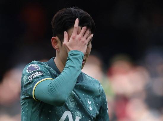 호주 출신 안지 포스테코글루 감독이 이끄는 토트넘은 17일 영국 런던의 크레이븐 코티지에서 끝난 2024-2025 잉글리시 프리미어리그 29라운드 풀럼과의 원정 경기에서 후반에 연속골을 내주며 0-2로 졌다. 토트넘 주장이자 간판 공격수인 손흥민은 28라운드 본머스전(2-2 무승부)에 이어 정규리그 2경기 연속으로 후반 시작과 동시에 그라운드를 밟았다. 27라운드 맨체스터 시티전에서 후반 중반 교체투입된 것까지 합치면 3경기 연속 후반에 조커로 들어갔다. 손흥민은 코너킥, 프리킥을 도맡아 차고 공격 전개를 진두지휘하는 등 분투했으나 공격포인트를 올리진 못했다. 연합뉴스