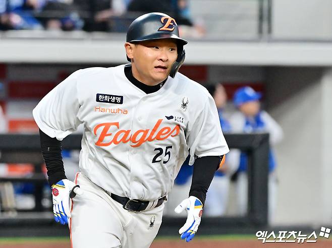 17일 오후 대전 한화생명 볼파크에서 열린 '2025 신한 SOL Bank KBO리그' 삼성 라이온즈와 한화 이글스의 시범경기, 1번타자 김태연이 1회말 첫 타석부터 홈런을 터뜨렸다. 대전, 김한준 기자