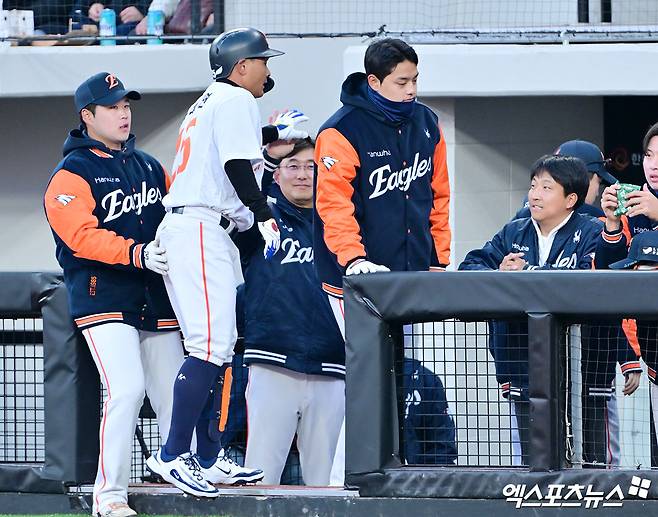 17일 오후 대전 한화생명 볼파크에서 열린 '2025 신한 SOL Bank KBO리그' 삼성 라이온즈와 한화 이글스의 시범경기, 1회말 한화 김태연이 솔로 홈런을 날린 후 기뻐하고 있다. 대전, 김한준 기자