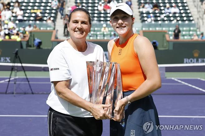 안드레예바(오른쪽)와 마르티네스 코치 [EPA=연합뉴스]