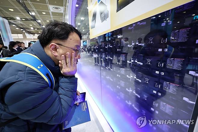 삼성SDI 부스 살피는 관람객 (서울=연합뉴스) 윤동진 기자 = 5일 서울 강남구 코엑스에서 열린 인터배터리 2025에서 관람객이 삼성SDI 부스를 살피고 있다. 2025.3.5 mon@yna.co.kr