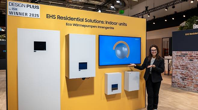 삼성전자 냉난방 시스템 히트펌프 '슬림핏 클라이밋허브' (서울=연합뉴스) 삼성전자가 독일 프랑크푸르트에서 개최되는 냉난방공조전시회 'ISH 2025'에서 고효율 냉난방 시스템 히트펌프 '슬림핏 클라이밋허브'를 소개하고 있다. 2025.3.17 [삼성전자 제공. 재판매 및 DB 금지]