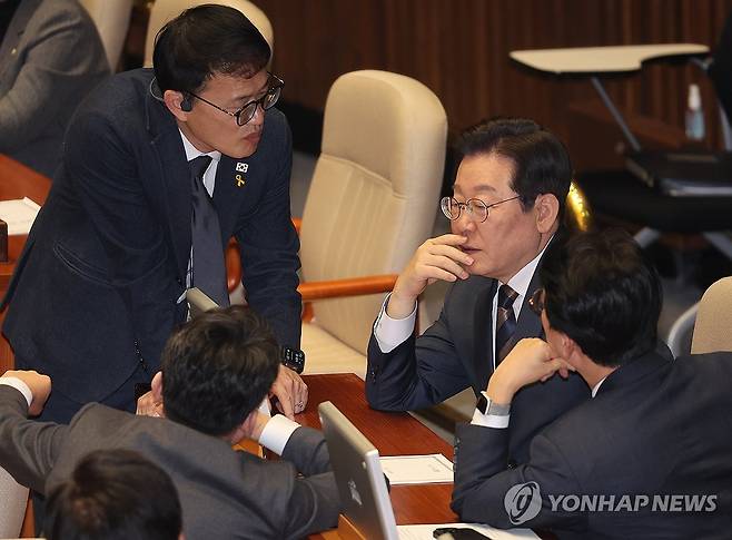 이재명 대표, 의원들과 무슨 대화? (서울=연합뉴스) 박동주 기자 = 더불어민주당 이재명 대표가 13일 국회 본회의에서 박주민 의원 등과 대화하고 있다. 2025.3.13 pdj6635@yna.co.kr