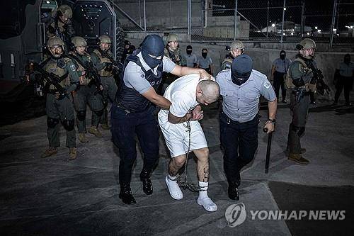 엘살바도르 감옥에 입소하는 베네수엘라 출신 입소자들 [AFP를 통해 배포된 엘살바도르 대통령실 제공 사진. DB 및 재판매 금지. 크레딧 표시 필수. MANDATORY CREDIT "AFP PHOTO / EL SALVADOR'S PRESIDENCY PRESS OFFICE" - NO MARKETING NO ADVERTISING CAMPAIGNS] 2025.3.17.