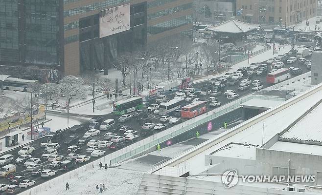 대설주의보, 주차장처럼 멈춰선 차량들 (서울=연합뉴스) 홍해인 기자 = 서울 지역에 대설주의보가 내려진 6일 서울 세종대로 일대에 차량들이 신호를 기다리며 멈춰서 있다. 2025.2.6 hihong@yna.co.kr