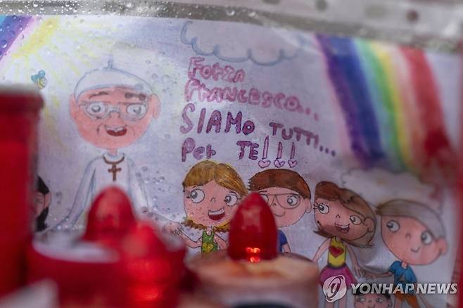 교황 쾌유 기원하는 그림 편지 [AP 연합뉴스 자료사진. 재판매 및 DB 금지]