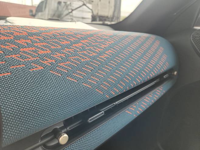 더 뉴 올-일렉트릭 미니 에이스맨 대시보드 인테리어. 100% 재활용 폴리에스터 소재다./사진=도다솔 기자