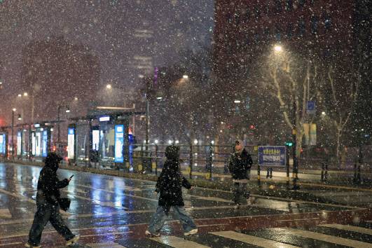 수도권과 충남 지역에 대설특보가 발효된 가운데 18일 새벽 서울 종로구 도심을 지나는 시민들이 거센 눈발을 피해 발걸음을 재촉하고 있다. (사진=뉴스1)