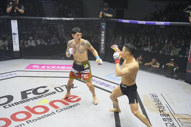 난딘 에르덴과 양지용. 사진=ROAD FC