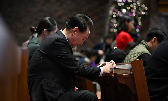 2023년 12월 25일 윤석열 대통령이 성탄절인 서울 중구 정동제일교회의 성탄 예배에 참석해 기도하고 있다.(사진=대통령실 제공)