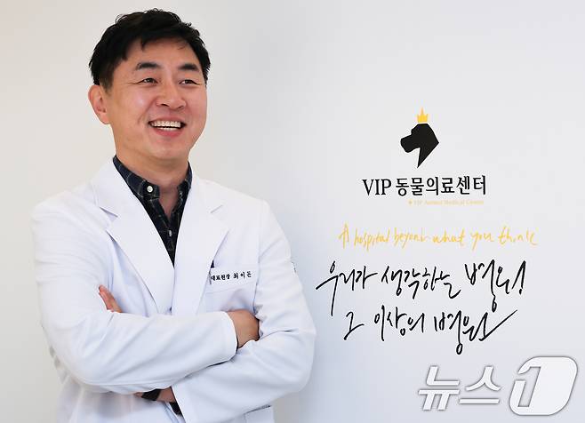 최이돈 한국동물병원협회 회장이 12일 서울 강남구 VIP동물의료센터 청담점에서 뉴스1과 인터뷰를 하기 앞서 포즈를 취하고 있다. ⓒ News1 허경 기자