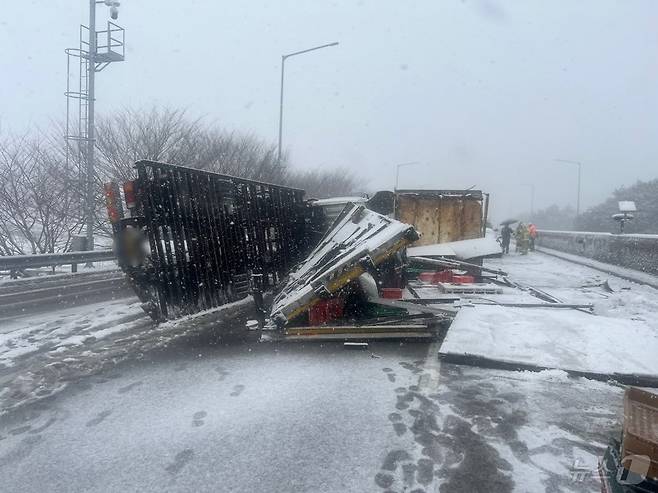 18일 경남 함양군 서상면 통영대전고속도로(통영 방면) 서상IC 부근 화물차 교통사고.(독자 제공. 재판매 및 DB금지.)