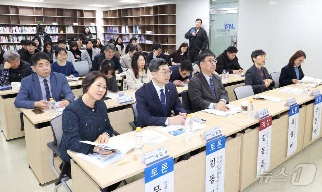 18일 전북 전주시정연구원에서 ‘전주시 인구정책 세미나’가 개최됐다.(전주시의회 제공, 재판매 및 DB 금지)/뉴스1