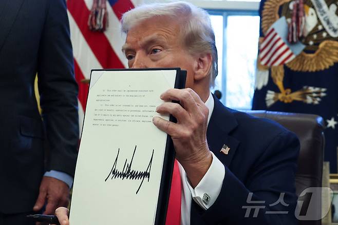 도널드 트럼프 미국 대통령이 25일(현지시간) 백악관 집무실인 오벌하우스에서 행정명령에 서명했다. 2025.02.25 ⓒ 로이터=뉴스1 ⓒ News1 최종일 기자
