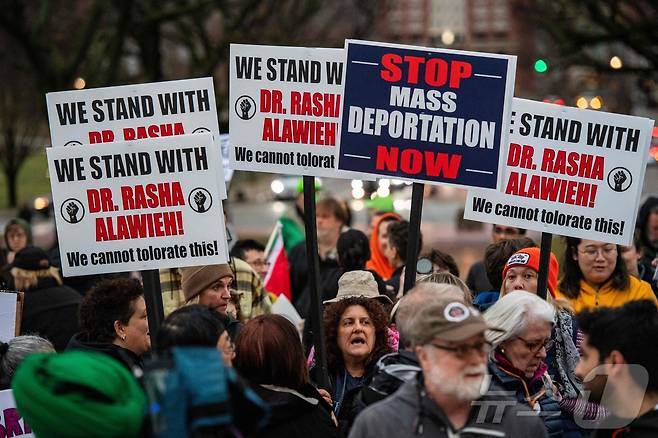 미국 명문 아이비리그인 브라운대 교수 라샤 알라위에가 비자가 있는데도 불구하고 레바논 헤즈볼라 전 지도자의 장례식에 참석했다는 이유로 미국 입국을 거부당했다. 14일(현지시간) 브라운대가 있는 로드아일랜드주 주 의사당 앞에서는 알라위에를 지지하는 시위가 벌어졌다. 25.03.14 ⓒ AFP=뉴스1 ⓒ News1 김예슬 기자