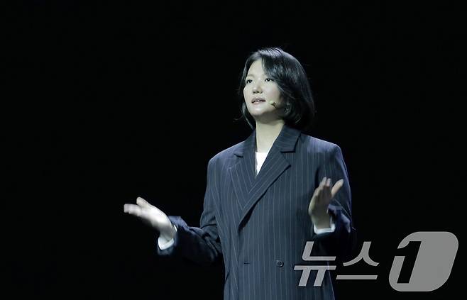 최수연 네이버 대표가 11일 서울 강남구 코엑스에서 열린 팀네이버 통합 콘퍼런스 '단 24'에서 기조연설을 하고 있다. (네이버 제공) 2024.11.11/뉴스1