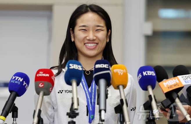 전영 오픈에서 우승을 차지한 배드민턴 안세영이 18일 오후 인천국제공항을 통해 귀국 후 취재진과 인터뷰를 하고 있다. 2025.3.18/뉴스1 ⓒ News1 이승배 기자