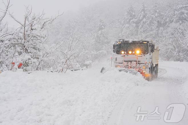 강원 산지와 동해안을 중심으로 많은 눈이 내린 18일 동해안 최북단 고성군 일대에서 제설작업이 한창 이뤄지고 있다.(고성군 제공, 재판매 및 DB 금지) 2025.3.18/뉴스1