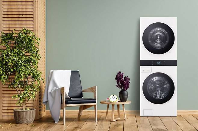 LG전자가 모터를 비롯한 핵심 부품 기술력에 인공지능(AI)을 접목한 'AI 코어테크'로 세탁·탈수·건조 전 과정을 편리하게 개선한 LG 트롬 AI 오브제컬렉션 워시타워를 출시한다. 구독 구매시 '드럼 케어', '스팀 케어' 등 제품 관리 서비스와 '1회 무상 재설치' 서비스를 받을 수 있다. LG전자 제공