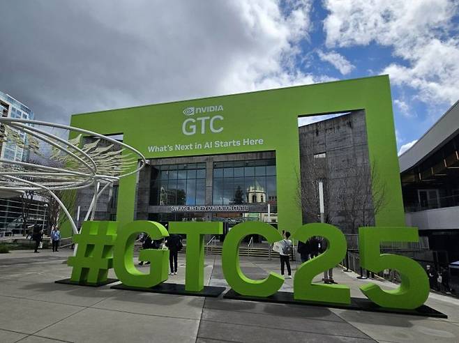 17일(현지시간) 오전 9시 미국 새너제이 컨벤션 센터 입구 모습. 사진 박준이 기자