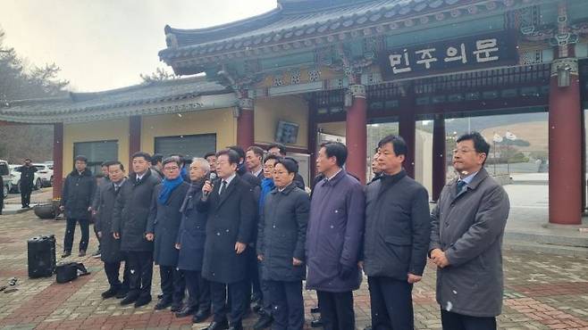 이재명 대표가 18일 오후 광주 북구 운정동 국립5·18민주묘지를 찾아 한강 작가의 작품 '소년이 온다'의 모티브가 된 고 문재학씨 묘지 등 4개 묘비에 헌화하고 참배했다. 민찬기 기자