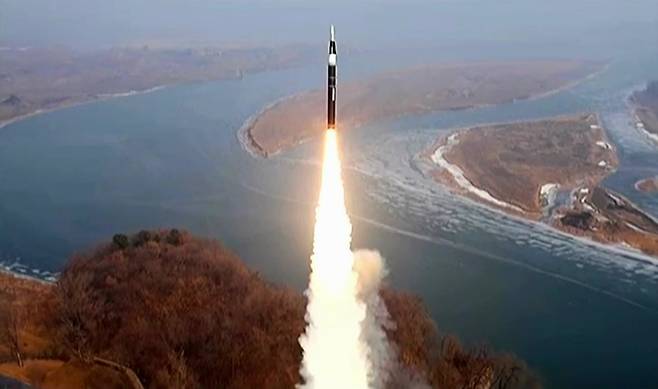 김정은 북한 국무위원장이 지난 6일 북한 미사일총국의 신형 극초음속 중장거리 탄도미사일 시험발사를 화상감시체계로 참관했다고 7일 북한 조선중앙TV가 보도했다. /조선중앙TV