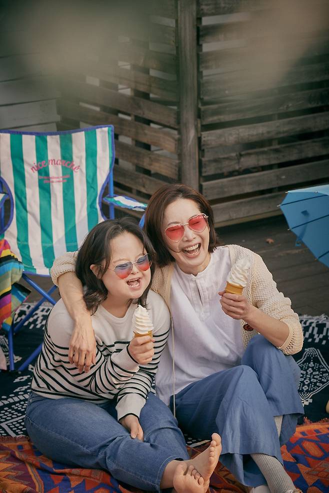 연극 '젤리피쉬'의 딸 '켈리' 백지윤(왼쪽)과 엄마 아그네스 정수영. /크리에이티브테이블 석영