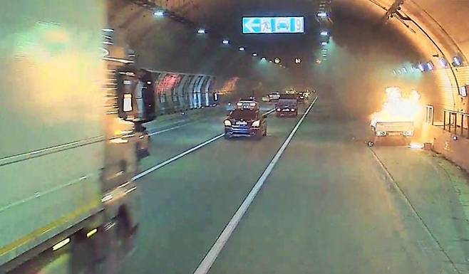 18일 오후 2시 54분쯤 인천 중구 인천김포고속도로 북항터널 김포방면 약 1500m 지점을 달리던 1t 트럭 적재함에서 불이 났다. /뉴시스