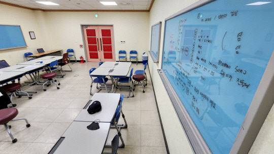 2025학년도 의과대학 새학기 수업이 시작됐지만 의대생들이 여전히 복귀 기미를 보이지 않고 있다. 지난 4일 개강한 대전의 한 의과대학 강의실이 텅 비어 있다. 김영태 기자
