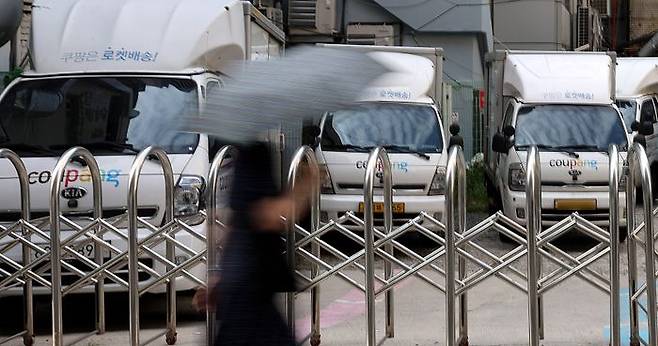 나란히 주차돼 있는 쿠팡 배송차량. ⓒ뉴시스