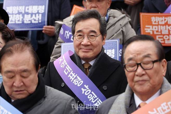이낙연 새미래민주당 상임고문이 지난 5일 오후 서울 용산구 서울역 앞 광장에서 열린 '헌법개정 범국민 결의대회 서명운동 발대식'에 참석하고 있다. ⓒ데일리안 홍금표 기자