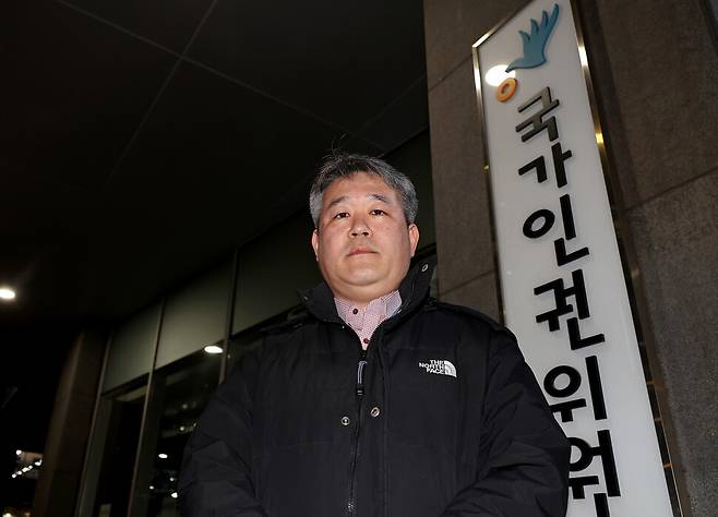 문정호 전국공무원노동조합 국가인권위윈회지부 지부장이 2025년 2월24일 한겨레21과의 인터뷰에 앞서 서울 중구 인권위 앞에서 사진 촬영을 하고 있다. 이종근 선임기자