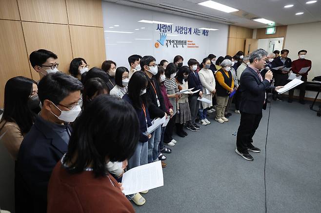 문정호 전국공무원노동조합 국가인권위원회지부 지부장(마이크를 들고 있는 인물)과 인권위 사무처 직원들이 2025년 2월11일 서울 중구 국가인권위원회에서 대국민 호소문을 발표하고 있다. 연합뉴스