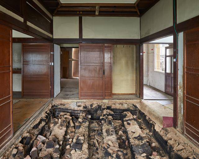 1930년 지어진 서울 용산구 청파동 주택 1층 바닥 공사 때 드러난 이 집의 '나이층'. 노경 작가 제공
