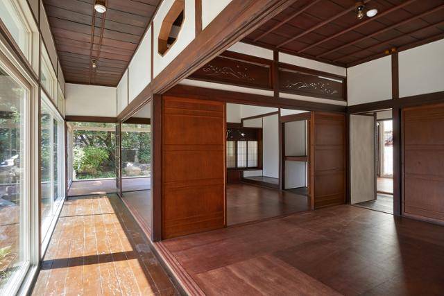 서울 용산구 청파동 적산가옥의 리모델링 후 모습. 특히 천정 마감이 연구 가치가 있을 정도로 보존이 잘 돼 있다. 노경 작가 제공