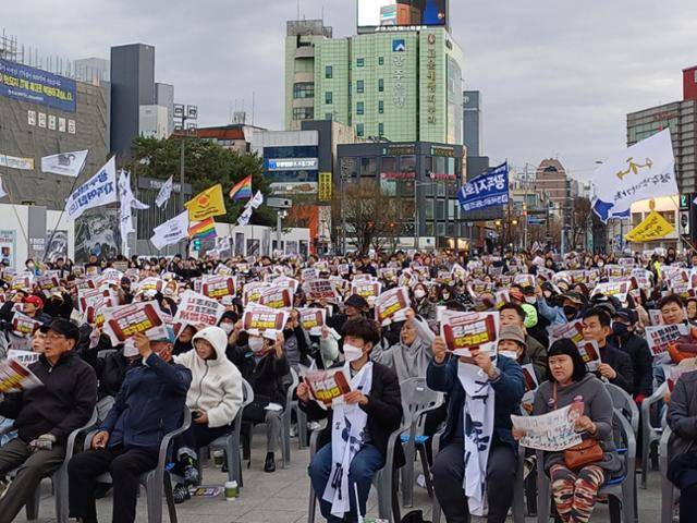 15일 광주 동구 5·18민주광장에서 열린 제18차 광주시민총궐기대회에 참석한 시민들이 윤석열 대통령 탄핵을 촉구하는 구호를 외치고 있다. 광주=연합뉴스