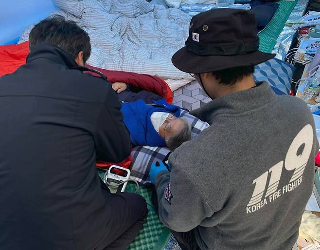 단식 중 병원 이송되는 민형배 의원 [사진: 박수현 의원 페이스북]