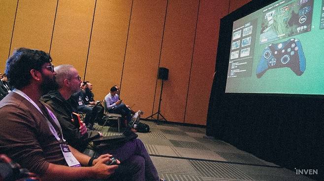 ▲ 직접 시연을 하며 강연을 하기도 하고